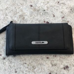 Roots black wallet